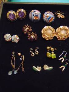 lot 3506 image: Costume Jewelry - Ear Rings