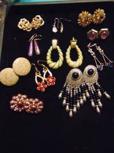 lot 3507 image: Costume Jewelry Earrings
