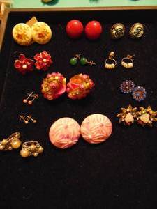 lot 3510 image: Costume Jewelry Earrings