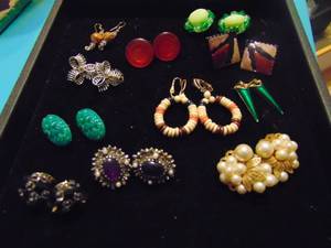 lot 3512 image: Costume Jewelry Earrings