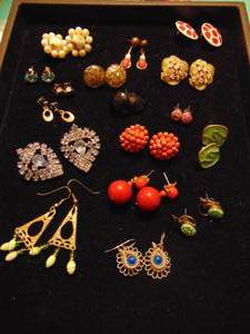 lot 3513 image: Costume Jewelry Earrings