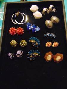 lot 3514 image: Costume Jewelry Earrings