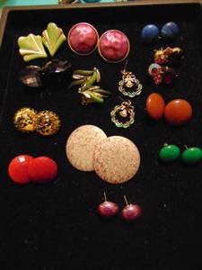 lot 3515 image: Costume Jewelry Earrings