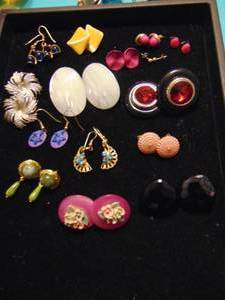 lot 3516 image: Costume Jewelry Earrings