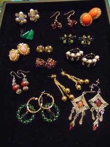lot 3517 image: Costume Jewelry Earrings