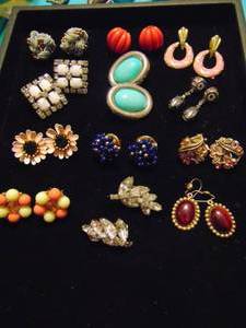 lot 3518 image: Costume Jewelry Earrings