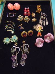 lot 3519 image: Costume Jewelry Earrings