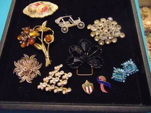 lot 3520 image: Costume Jewelry Brooches