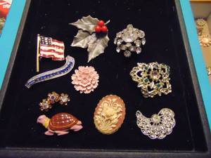 lot 3521 image: Costume Jewelry Brooches