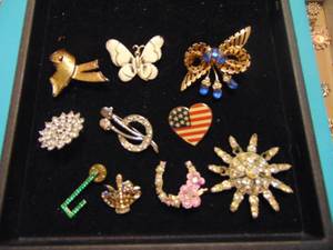 lot 3522 image: Costume Jewelry Brooches