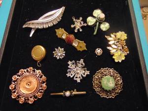 lot 3523 image: Costume Jewelry Brooches