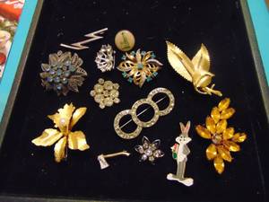lot 3524 image: Costume Jewelry Brooches