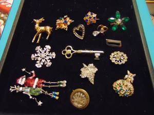 lot 3526 image: Costume Jewelry Brooches