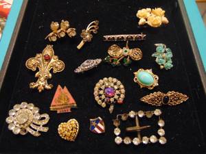 lot 3527 image: Costume Jewelry Brooches