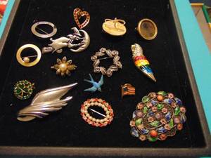 lot 3528 image: Costume Jewelry Brooches