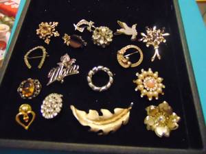 lot 3529 image: Costume Jewelry Brooches
