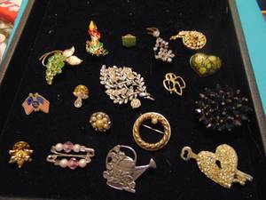 lot 3530 image: Costume Jewelry Brooches