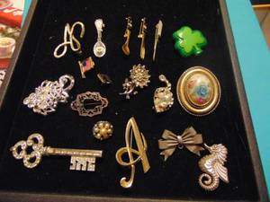 lot 3531 image: Costume Jewelry Brooches