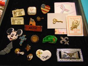 lot 3532 image: Costume Jewelry Brooches