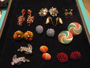lot 3537 image: Costume Jewelry Earrings