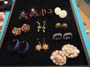 lot 3538 image: Costume Jewelry Earrings