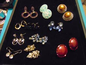 lot 3539 image: Costume Jewelry Earrings