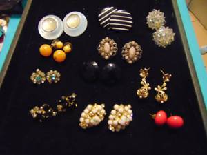 lot 3540 image: Costume Jewelry Earrings