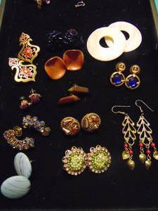 lot 3541 image: Costume Jewelry Earrings