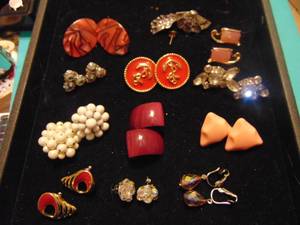 lot 3542 image: Costume Jewelry Earrings