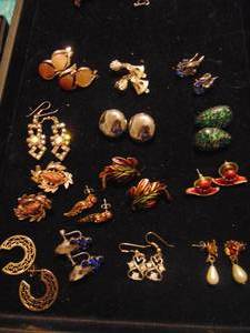 lot 3543 image: Costume Jewelry Earrings