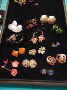 lot 3544 image: Costume Jewelry Earrings