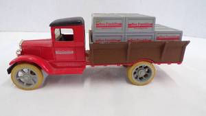 lot 5244 image: Ertl Die Cast 1931 Hawkeye Ben Franklin Delivery Truck Bank