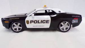 lot 5261 image: Maisto Die Cast 2006 Dodge Challenger Concept Police Car 118 scale