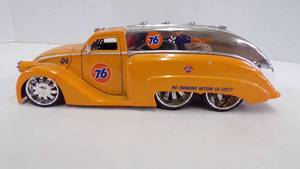 lot 5264 image: Jada 1939 Dodge Airflow Tanker Truck 76 Gasoline