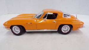 lot 5290 image: Maisto 1965 Chevy Corvette Red Line Die Cast