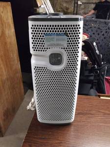 lot 2566 image: Holmes Air Purifier