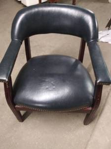 lot 2577 image: Nice Leather Padded Sitting Chair