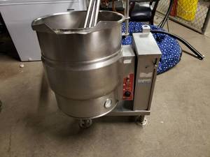 lot 2590 image: 20 Gallon Electric Steam 23 Jacket Kettle, Countertop, Tilting, 12,000 Watt