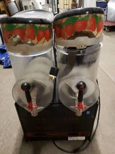 lot 2591 image: Ugolini Giant 2ULBL Slush Machine Slushie Margarita Granita - Two 4 Gallon Bowls