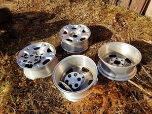 lot 5843 image: 6 Lug Chevy Rims