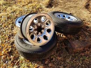 lot 5844 image: 6 Lug Chevy Rims With 2 Tires