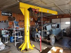 lot 5854 image: 1 Ton Automotive Hoist