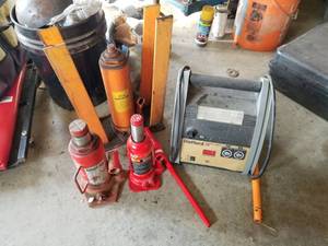 lot 5883 image: 12 Ton Hydraulic Jack, 6 Ton Jack, Diehard Portable Power 950