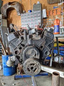 lot 5905 image: Engine And Cummins Engine Holder
