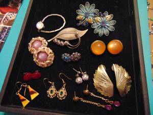 lot 3535 image: Costume Jewelry - Earrings
