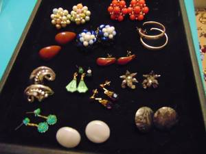 lot 3545 image: Costume Jewelry - Earrings