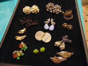 lot 3546 image: Costume Jewelry - Earrings