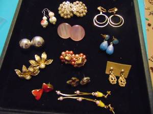 lot 3547 image: Costume Jewelry - Earrings