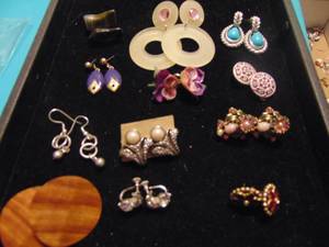 lot 3548 image: Costume Jewelry - Earrings