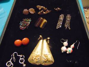 lot 3549 image: Costume Jewelry - Earrings